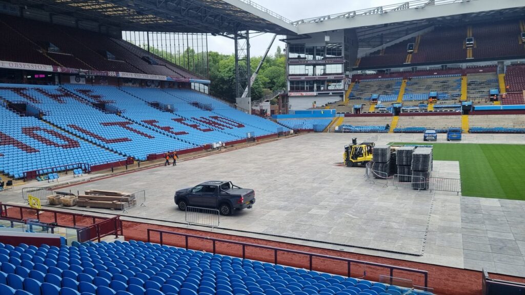 Fertig verlegte ArmorDeck 3 Fläche vor der Nordtribüne mit Pickup, Stapler und gestapelten Platten